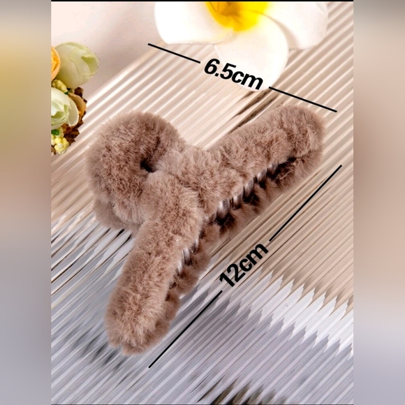 Cute 4pcs Women Solid Fluffy Fashionable Hair Claw Clips - Picture 3 of 4